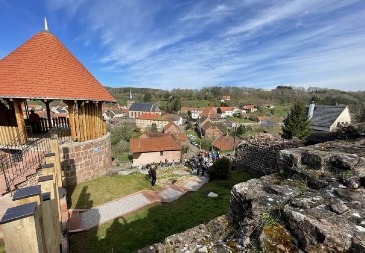 Le château de Weckersburg mis en valeur à Walschbronn BLE Lorraine