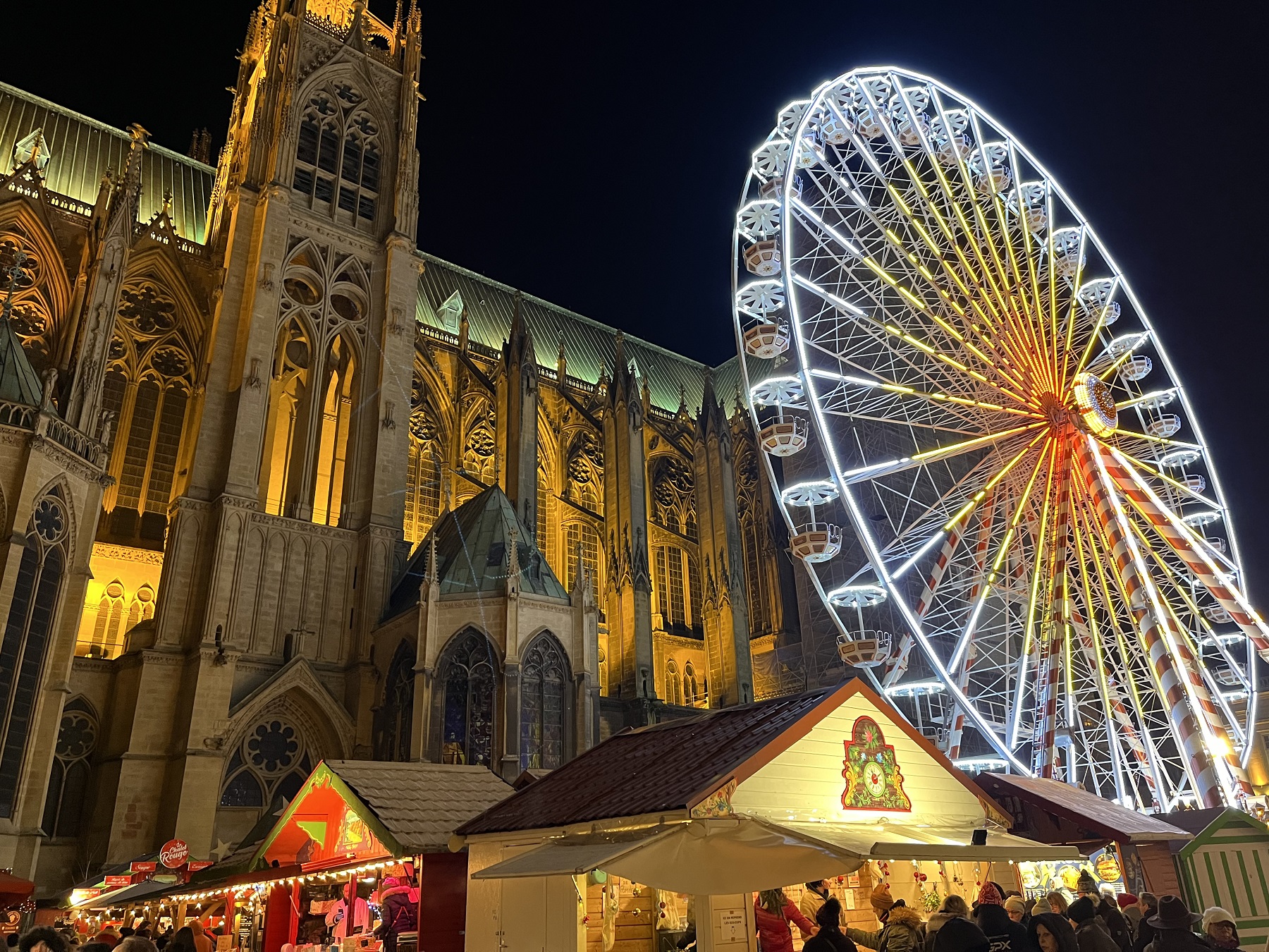 Le marché de Noël de la Place d'Armes avec sa grande roue à Metz (Crédits photo : Thomas RIBOULET pour le Groupe BLE Lorraine)