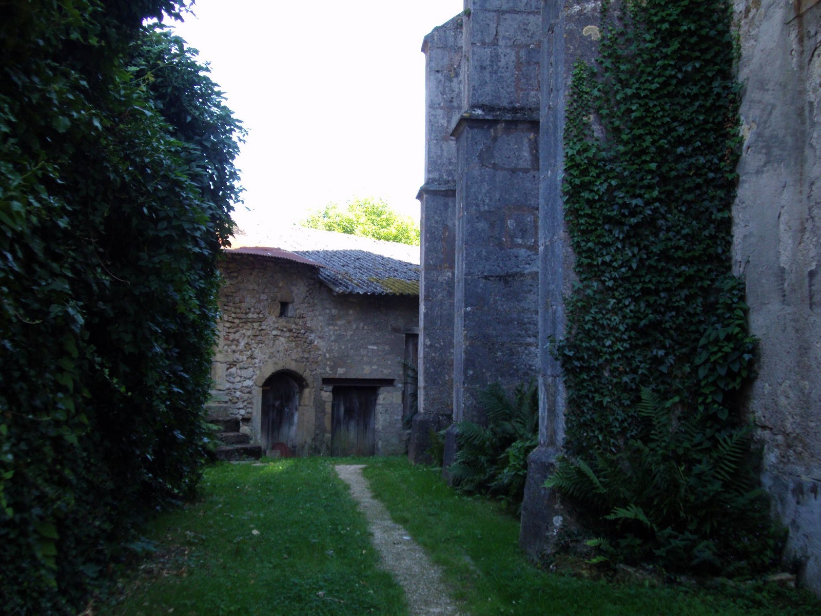 aître fortifié Bayonville-sur-Mad